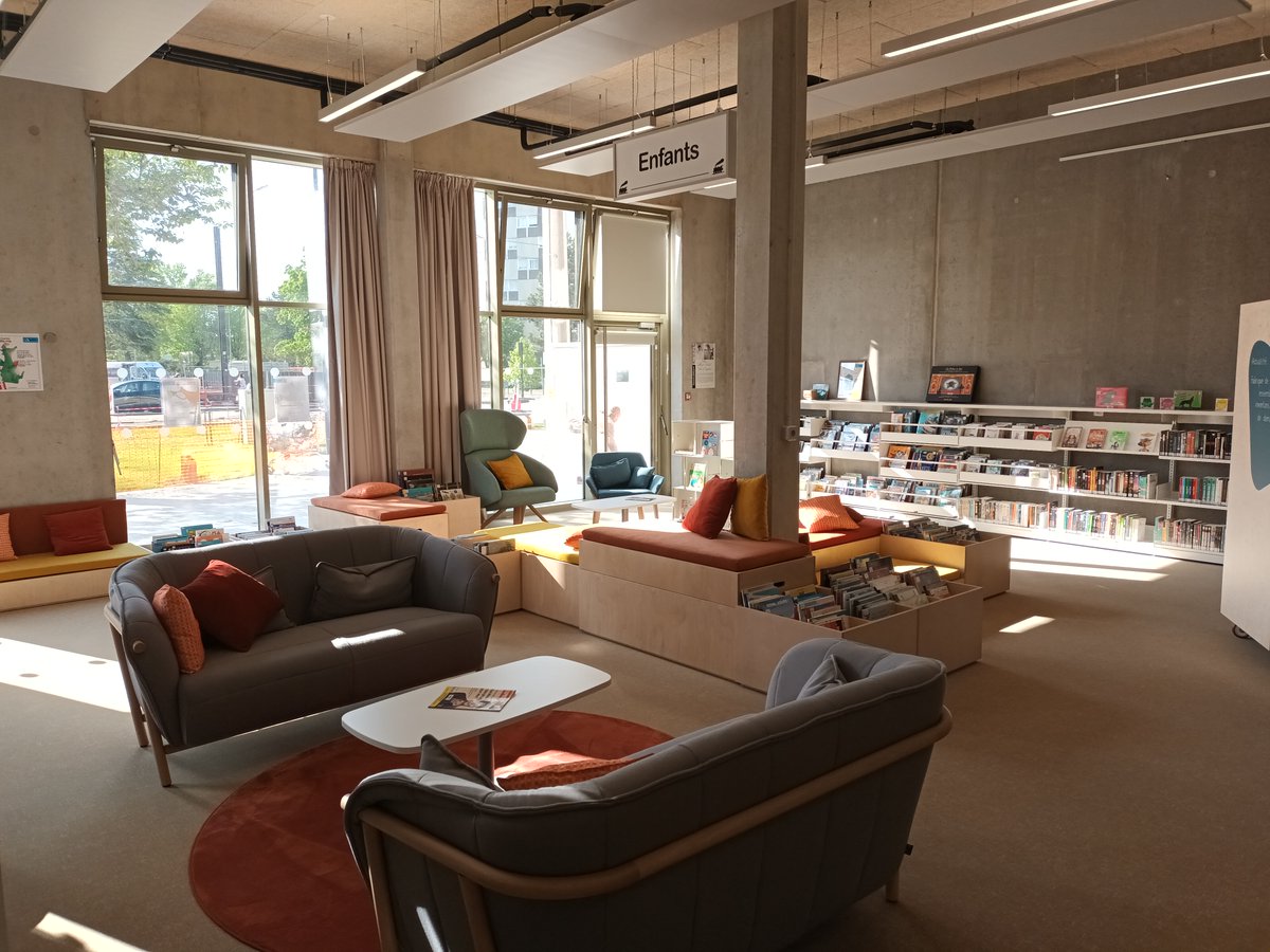 Aujourd'hui ouverture de la bibliothèque Erdre-Batignolles <a href="/nantesfr/">Ville de Nantes</a>  dans la nouvelle maison de quartier La Locomotive. 😍Un espace bibliothèque perméable en interaction avec son écosystème,  une offre documentaire dynamique et hybride, une bib' « comme à la maison » 1/13
