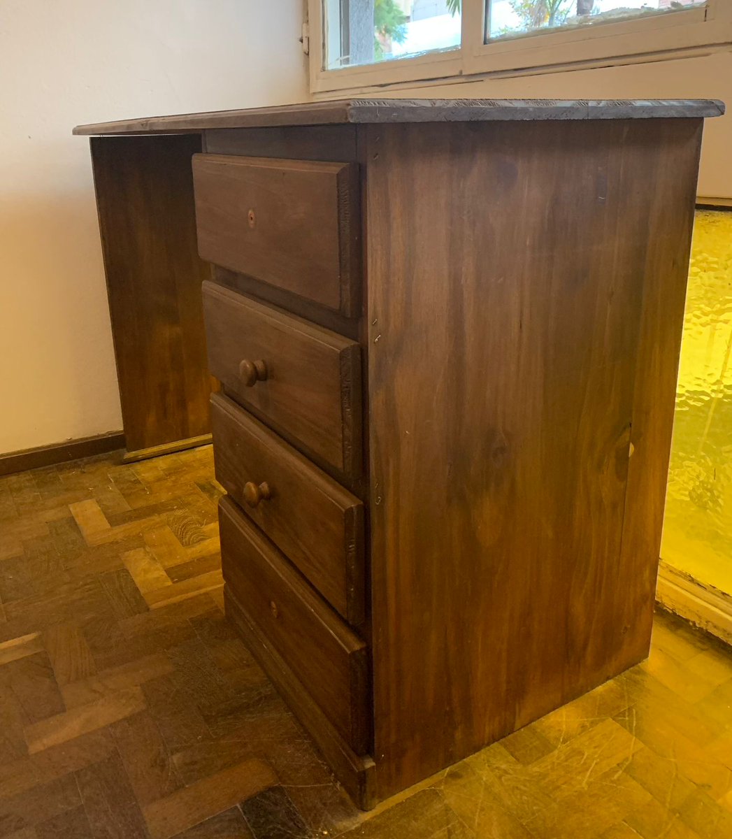 Hola! <a href="/VivireNuevaCba/">VivirenNuevaCórdoba®</a> me voy de viaje y estoy vendiendo las cosas que tengo en el depto
VENDO ESCRITORIO DE ALGARROBO 
Escritorio de albarrobo 
medidas: 118cm de largo., 43cm de profundidad, 73cm de alto
se puede pasar a ver y/o retirar por nueva cordoba
agradeceria si comparten