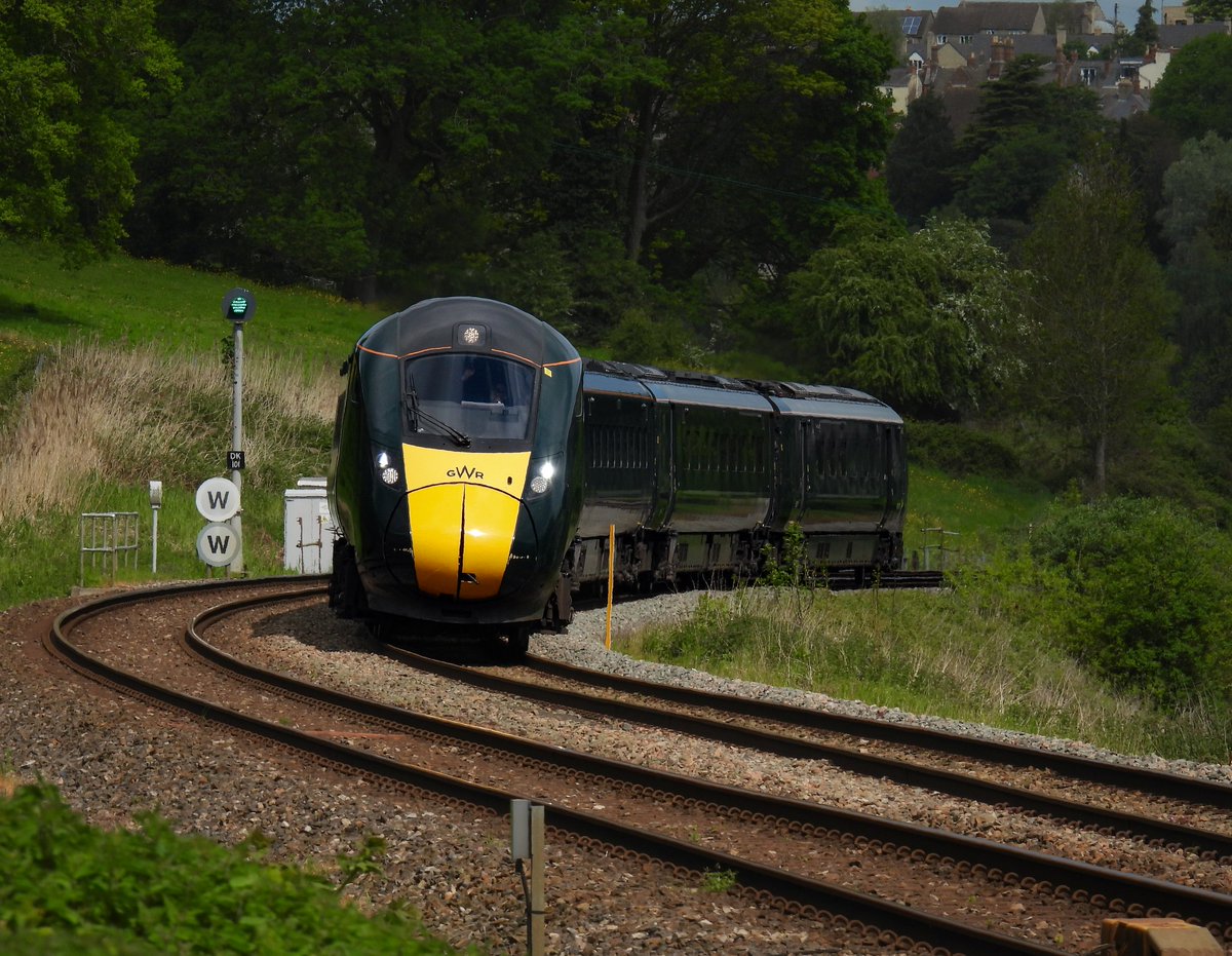 emmabphotos's tweet photo. GWR train travelling past Ham Mill Lock from Stroud Station 🚆#Gloucestershire #train #gwr  #gwrtrain #travel #transport #nature #photography #outdoors @GWRHelp https://t.co/siOI6VZxNe