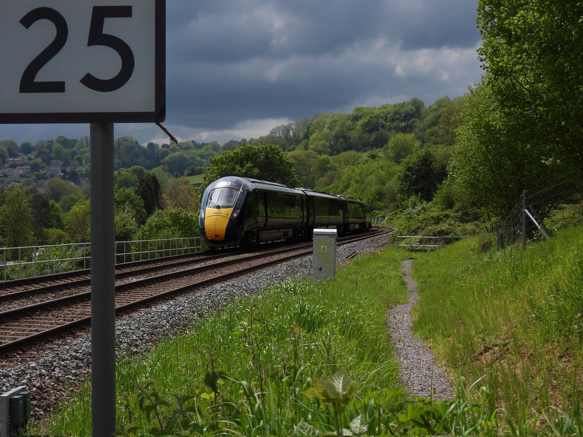 emmabphotos's tweet photo. GWR train travelling past Ham Mill Lock from Stroud Station 🚆#Gloucestershire #train #gwr  #gwrtrain #travel #transport #nature #photography #outdoors @GWRHelp https://t.co/siOI6VZxNe