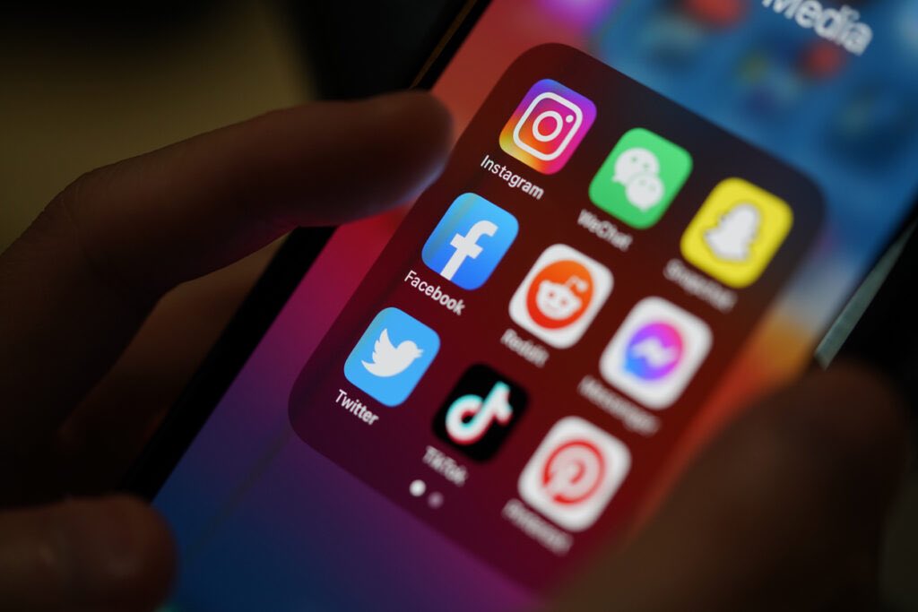 SaylesWinnikoff's tweet photo. Here are 9 new social media features you need to know this week!📱#socialmedia #socialmediaagency #socialmediatips #socialmediatrends #prdaily #tiktok #twitter 

Credit: @PRDaily 

https://t.co/Lru5BmLByf https://t.co/GuQ4hUCmU5