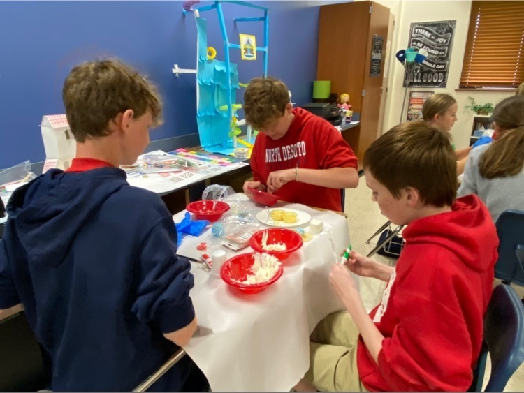 ndms_griffins's tweet image. NDMS gifted and talented art students competed in a Cupcake Challenge. Students competed to create original designs from cupcakes.  Designs were related to the theme “road trip”. #GiftedGriffins #TalentedArtGriffins #CupcakeChallenge