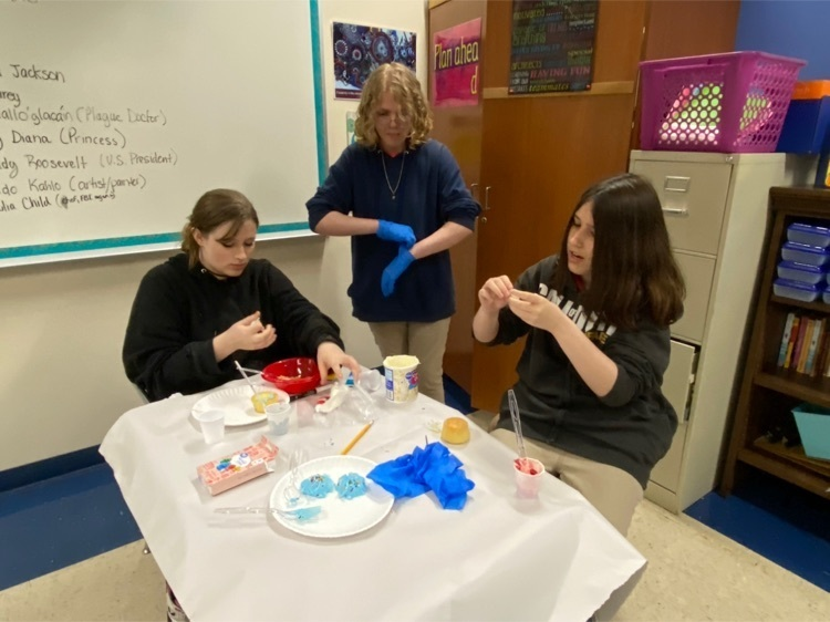 ndms_griffins's tweet image. NDMS gifted and talented art students competed in a Cupcake Challenge. Students competed to create original designs from cupcakes.  Designs were related to the theme “road trip”. #GiftedGriffins #TalentedArtGriffins #CupcakeChallenge