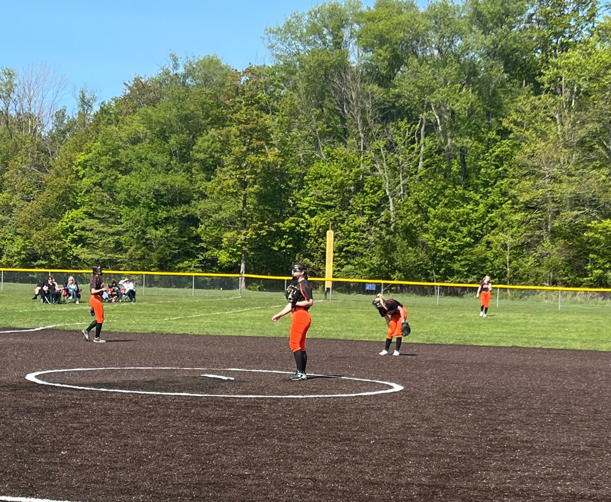 HCPrincipals's tweet photo. From Monday night…Lady Huskies go on the road and win a tough Region 3 game at Seneca 6-0. AB Cipalla and Eden Lander combined with 7-7 at the plate and drove in two runs together. Addison Lucas struck out 12 in a complete game. #HCBeTheOne #HCHSathletics #HCProud https://t.co/qqXrL8Mvxw