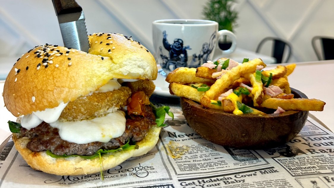 stgoturismo's tweet photo. En el Barrio Franklin descubrimos  "Hamburqueta", el restaurante donde puedes comer la mejor hamburguesa en marraqueta, en variedades como luco, italiana, chacarera y la increíble magallánica. Mira la reseña en este enlace
⬇️⬇️
https://t.co/eUYvQcXVRC https://t.co/OdWsxQZhOh
