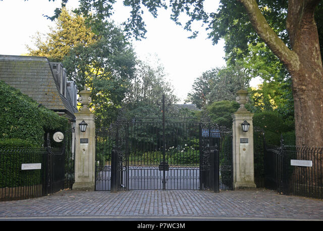 christianhern's tweet photo. These gates (which I walk by weekly) have just become a lot more famous thanks to #TheDiplomatNetflix #WinfieldHouse https://t.co/2ETok4Dohj