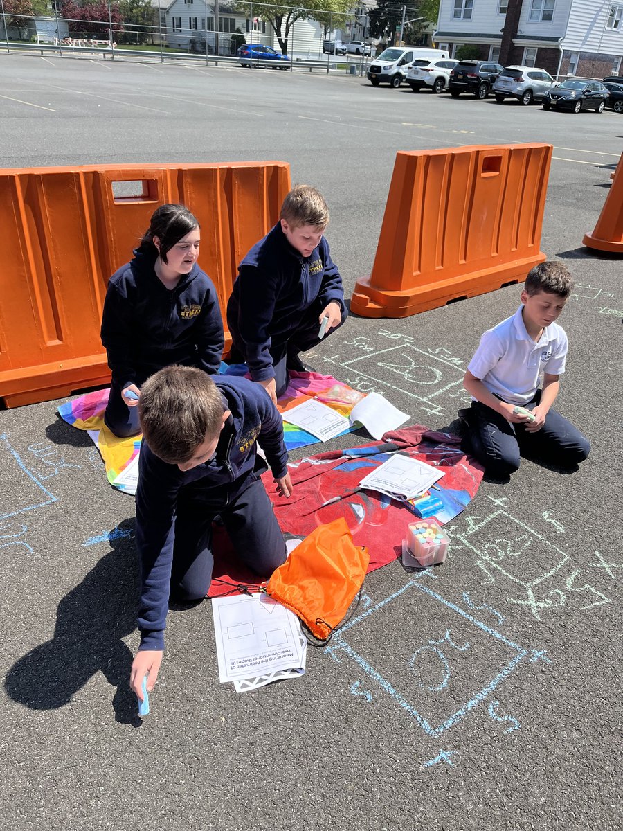 Los estudiantes de St. Teresa-St. Rita STREAM Academy estuvieron aprendiendo matemáticas al aire libre, divirtiéndose mucho al aplicar sus habilidades y trabajar juntos. #StatenIsland
📸: St. Teresa-St. Rita STREAM Academy
stsrstreamacademy.com