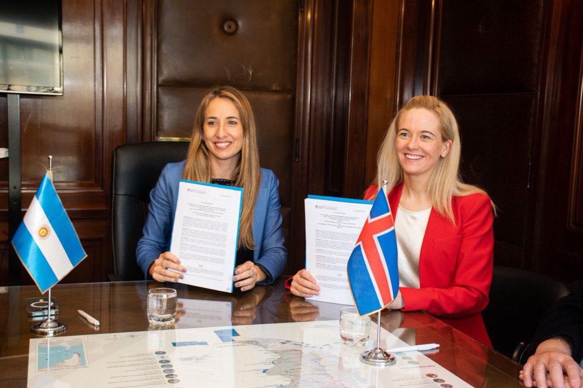 Cooperación para la transición energética 🇦🇷🤝🇮🇸

Recibimos a <a href="/hallaiceland/">Halla Hrund Logadottir</a>, directora general de la Autoridad Nacional de Energía de Islandia, con quien firmamos una carta de intención para trabajar en la descarbonización de nuestros sectores productivos.