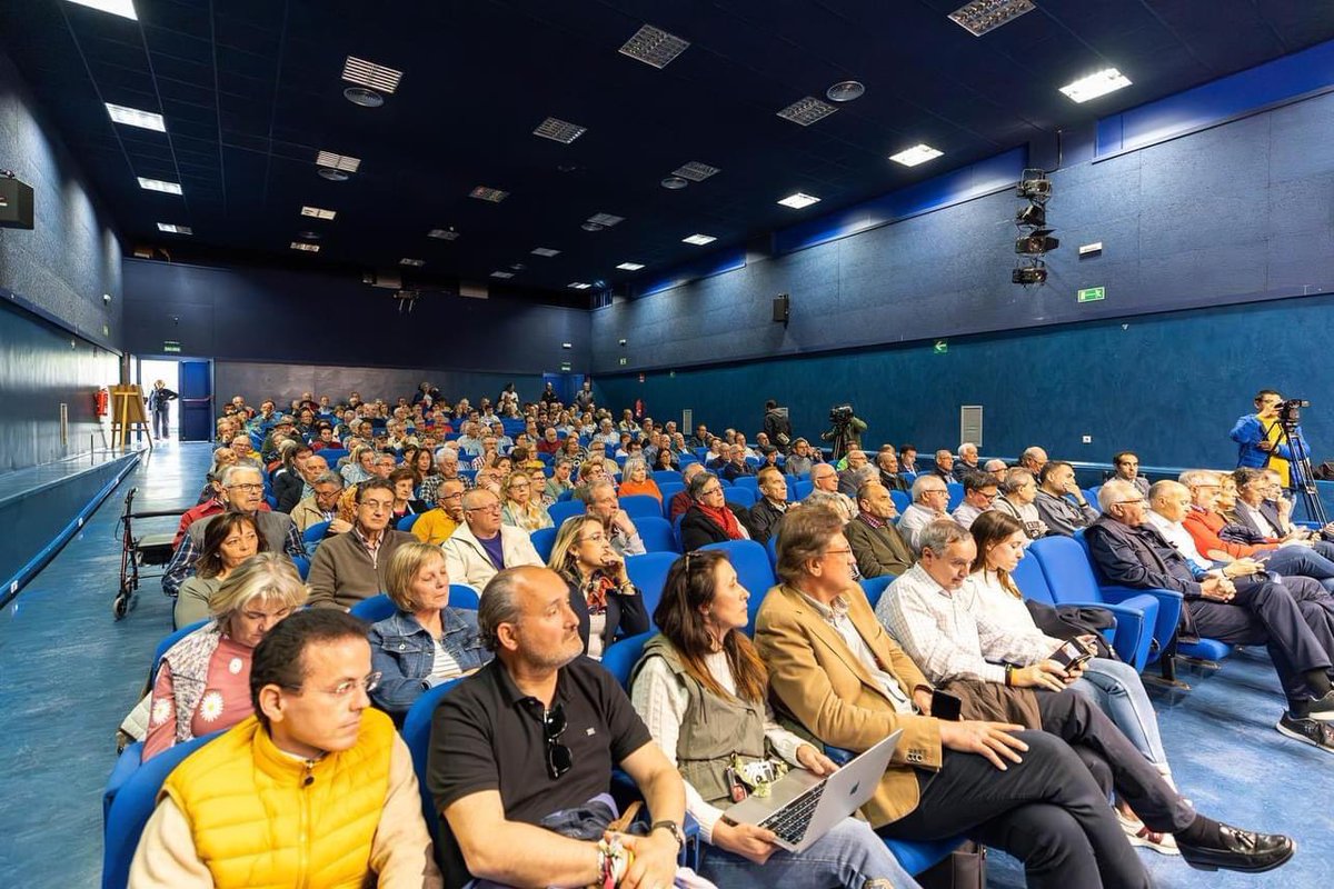 Sote1Plataforma's tweet photo. El debate sobre el #soterramiento en #Valladolid ha sido el debate con más público que se ha realizado en la ciudad.
Lamentamos que ante un debate tan importante para los vecinos y vecinas de la ciudad no hayan acudido los partidos políticos del equipo de gobierno municipal. https://t.co/k3EtcGw9Ae