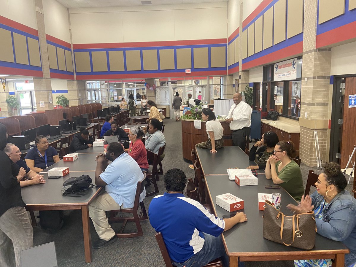 olisonsk's tweet photo. We are celebrating our final day of New Teacher Academy ❤️❤️. Thank you team for all the hard work 🙌🙌 https://t.co/BMnsWVruYL