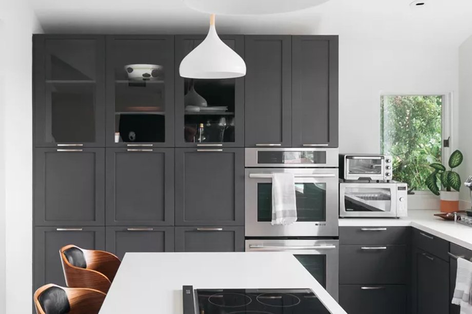 Oshtugon's tweet image. Looking to update your kitchen with a modern look? Rich gray kitchen cabinets are a great option to balance warmth and neutrality! Here are 20 different ways to style them: 1l.ink/XL625VW
#GrayKitchenCabinets #KitchenDecorating