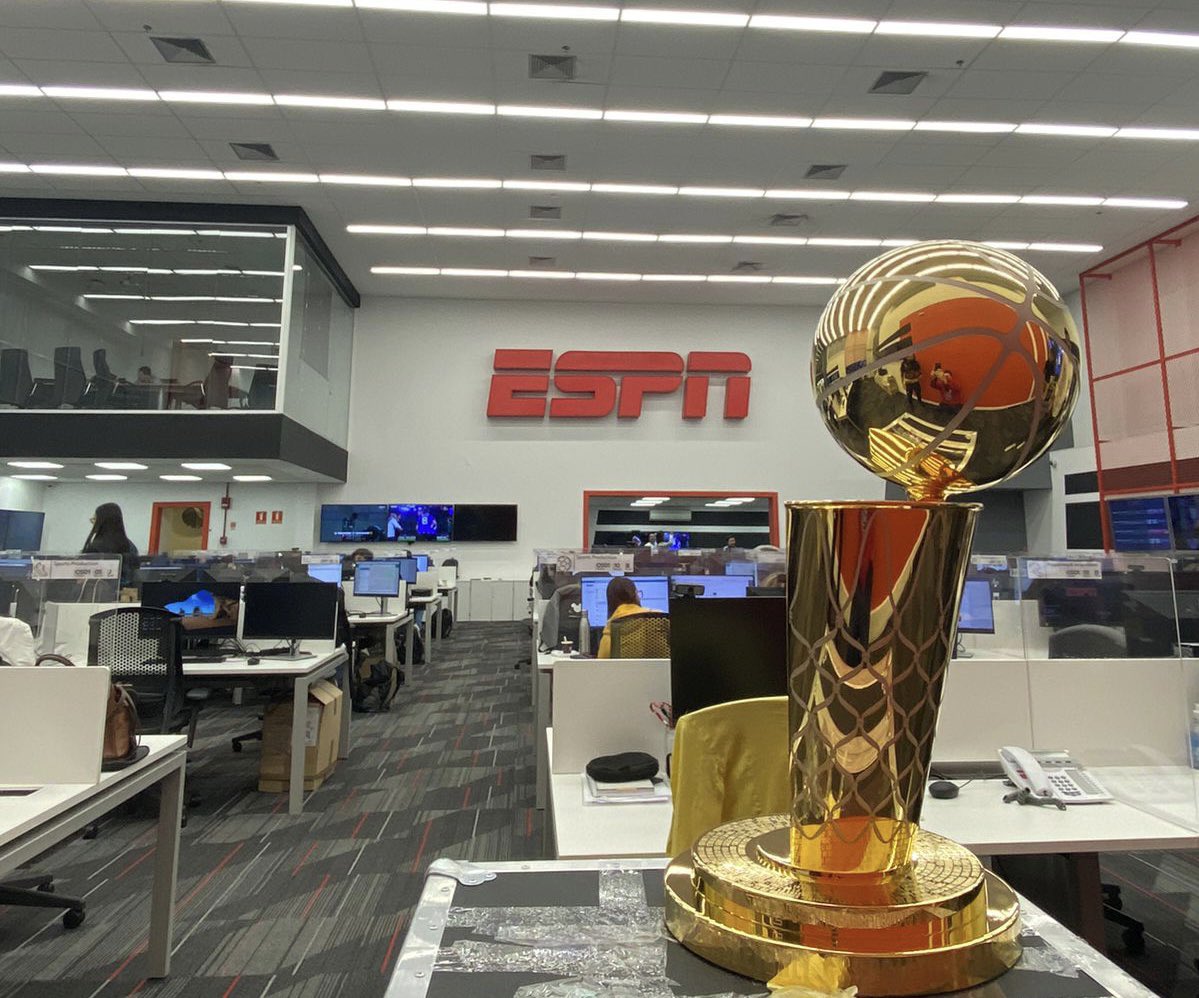 ESPNLeague_br's tweet photo. Troféu Larry O’Brien in the house 🔥

Recebemos essa visitinha ilustre na redação dos canais ESPN hoje. O troféu vai estar no ESPN League e no League de Passe. 

Quem tá sentindo o clima das Finais de Conferência? 

A NBA TE CHAMA PARA A ESPN!

#NBAnaESPN https://t.co/ClVxNmCWFI