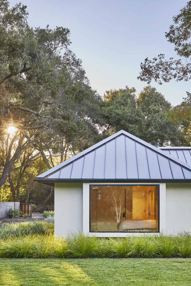 Large windows allow for #naturallight and unobstructed views to enter this #modernhome.  cpix.me/a/169658497