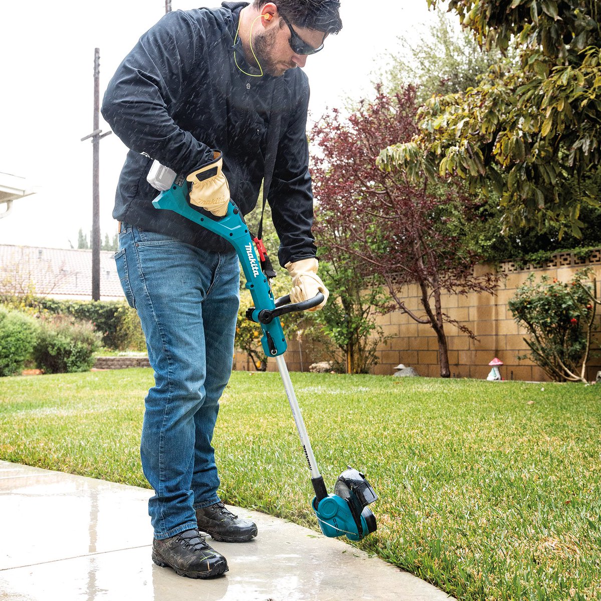 With zero emissions, lower noise, & less maintenance, the 18V LXT® String Trimmer (XRU24) is a welcome solution for landscapers. It is ideal for precision trimming and edging with an efficient Makita-built motor for longer run time. #makitatools #makita…