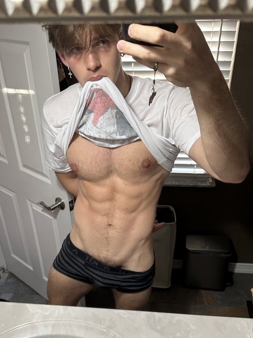 I&rsquo;m a bit pale https://t.co/ifJ47OOnV5