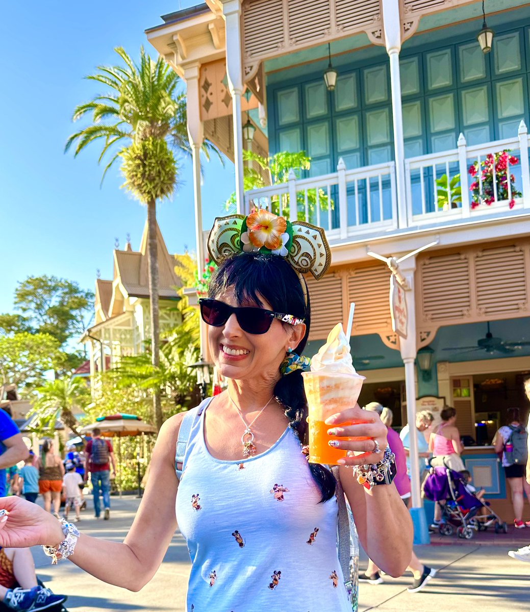 Pennys_TA's tweet photo. Orange Cream Float made w/ Dole Whip, Orange and Vanilla Soft Serve over Fanta Orange!🍊It’s sooooo refreshing! At Disney’s Magic Kingdom🏰
#disney #wdw #orangebird #orangefloat #thevacationeer #pennystraveladventures https://t.co/2FCBNIcUFs