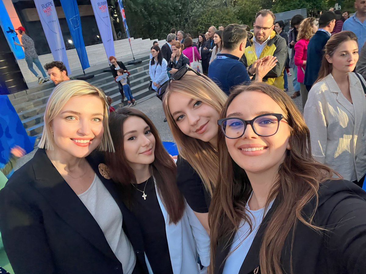 Helena_kace's tweet photo. Krenare të jem pjesë e skuadrës më të mirë, për ta bërë Tiranën edhe më të mirë💪🏻🥰! Gati për sfidat e rradhës dhe e sigurt, se Tirana do të shndërrohet në kryeqytetin europian të Ballkanit💜!

#vetemparpara #kurremembrapa #pertiranenqeduam #krenari https://t.co/oWPNbb4xih