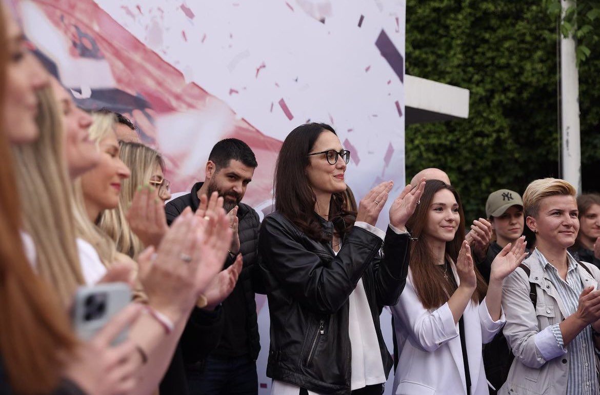 Helena_kace's tweet photo. Krenare të jem pjesë e skuadrës më të mirë, për ta bërë Tiranën edhe më të mirë💪🏻🥰! Gati për sfidat e rradhës dhe e sigurt, se Tirana do të shndërrohet në kryeqytetin europian të Ballkanit💜!

#vetemparpara #kurremembrapa #pertiranenqeduam #krenari https://t.co/oWPNbb4xih