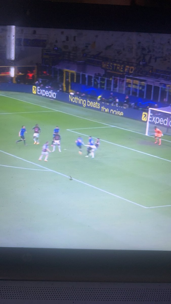 ISLANDBETS's tweet photo. Wish was better view for this but almost certain Giroud gets contact on this ball before it bounces off himself yall judge🤔 

also just screenshot &amp; attached a pic where imo you can see thats Giroud leg making contact😪

Should be 2 shots for Giroud @OptaSTATS @sofascore https://t.co/SLWwm6Gt9g