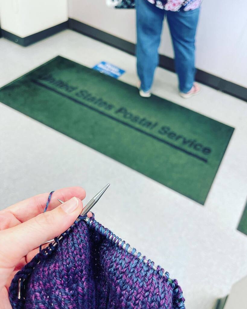 IlikeitFrantic's tweet photo. Oh the #placesyoucanknit include the Post Office line. Poor employee was trying so hard. #knit #knitting #knittersgonnaknit https://t.co/4S89AoNcws https://t.co/Yxed0Ype3X