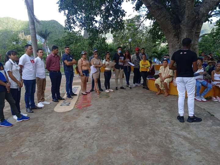 MjmPinar's tweet photo. Quién se alimenta de ideas jóvenes, vive siempre joven con esta frase de Nuestro Apóstol Nacional José Martí le damos comienzo la 47 Edición del Seminario Juvenil de Estudios Martianos  en #PinarDelRío porque #MartiVive 
#MovimientoJuvenilMartiano 
#UnaMejorJuventud https://t.co/Ro4xXyRNq1