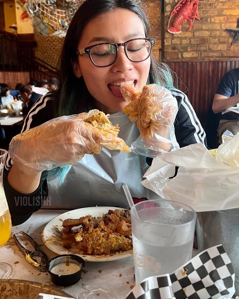 don’t take a messy girl to a crab boil 🦀 

#chicago #chicagoeats #chicagofoodie #chicagorestaurants #chicagofood #chicagoeater #foodiegram #mukbang #altgirl #bluehair #streamergirl