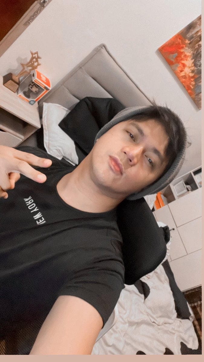 Selfie na lng kahit stress.