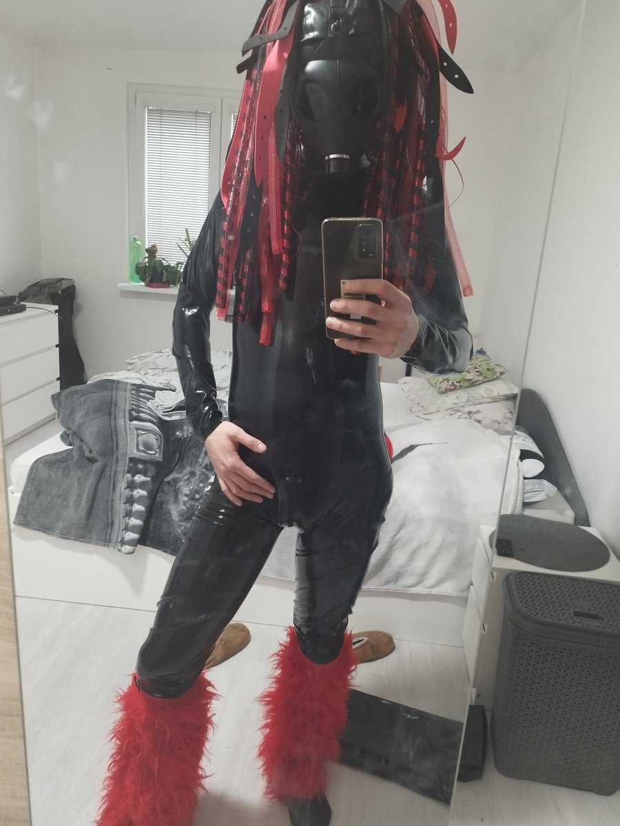 tomas_agel's tweet photo. Latex, gasmask a cyberlox 🖤 goes well together 🖤 don't you think? 

#latex #latexcatsuit #gasmask #cybergoth https://t.co/dWubWa6Adb