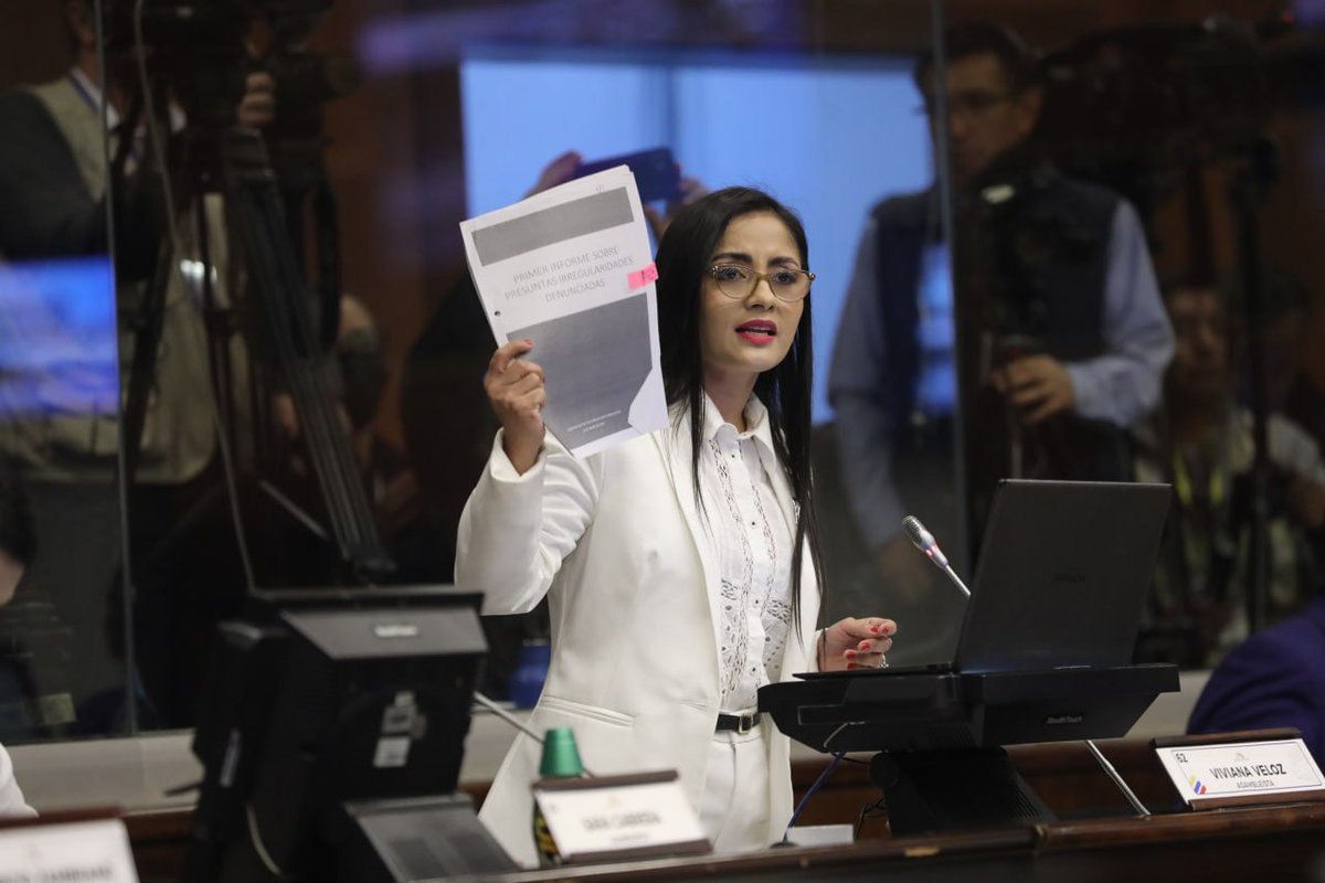 CANSantaElena's tweet photo. 🔴#Juiciopolítico | La asambleísta @VivianaVeloz18 culmina la réplica, manifestando que se han presentado pruebas que demuestran la responsabilidad política del presidente @LassoGuillermo , en el presunto delito de peculado, así como también señala otros casos de corrupción. https://t.co/4ynlcd2Pso