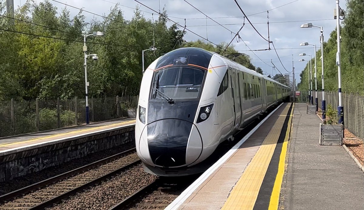 TrainspottingGB's tweet image. Had the absolute pleasure to see the new @AvantiWestCoast @HitachiRailENG Class 805 on its 10 car (805001 and 805003) test run to Glasgow Central. Even got a lovely peep from the driver

#trainspotting #class805 #railway 

Video: youtu.be/tSXhbvf3xG4