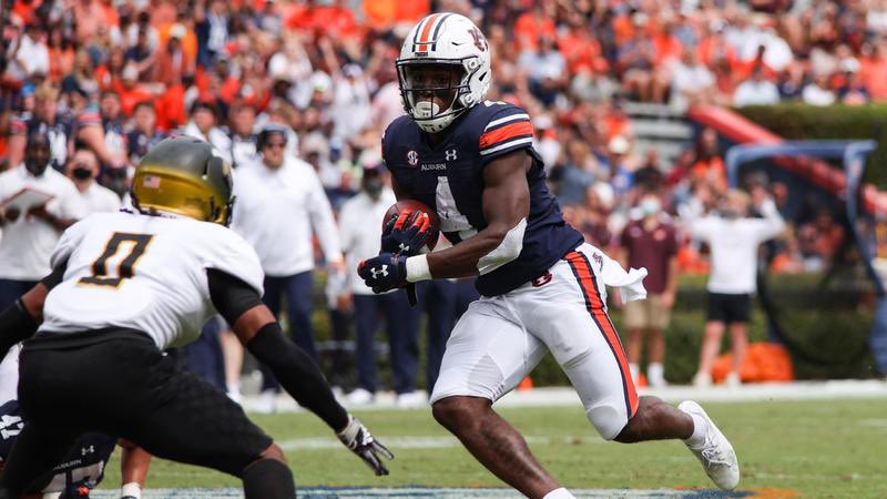 ThomasY407's tweet photo. Blessed to Receive my First Offical Offer from the University Of Auburn. #AGTG @Rod121Lindsey @daubrey52 @LNLionsFootball @ZacEtheridge4 @247Sports @RivalsCamp @On3Recruits @AuburnFootball @Dwight_XOS @TheUCReport @on3 @CoachAJBrooks https://t.co/qBm4kcnUd0