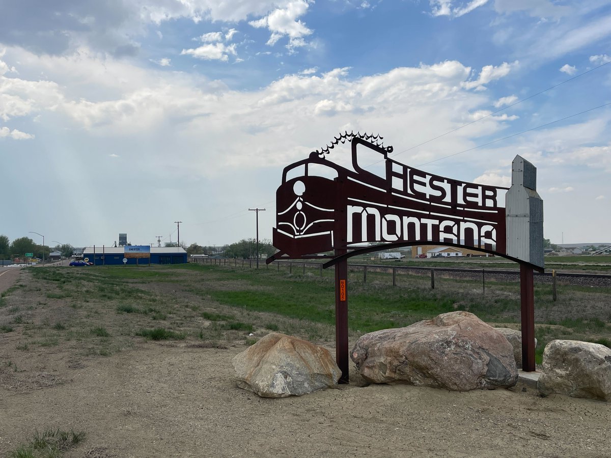 RyanDennisWX's tweet photo. The picture doesn't do it justice, but visibility continues to lower from north to south across north-central Montana as smoke works its way into our area from Canada. The smoke smell is also pretty strong.
📸: Ryan Gamboa https://t.co/DzrBIxs1kZ