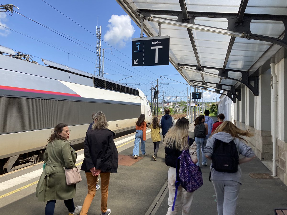 Aujourd'hui dans le cadre de notre partenariariat avec @ClubAje29 nous avons accueilli en gare de @PaysdeMorlaix une classe de 4ème du @CollegeMendes. Echanges riches sur les métiers du @GroupeSNCF, l'orientation, la mobilité, la sécurité. #jeunesse #trouversavoie @FondationSNCF