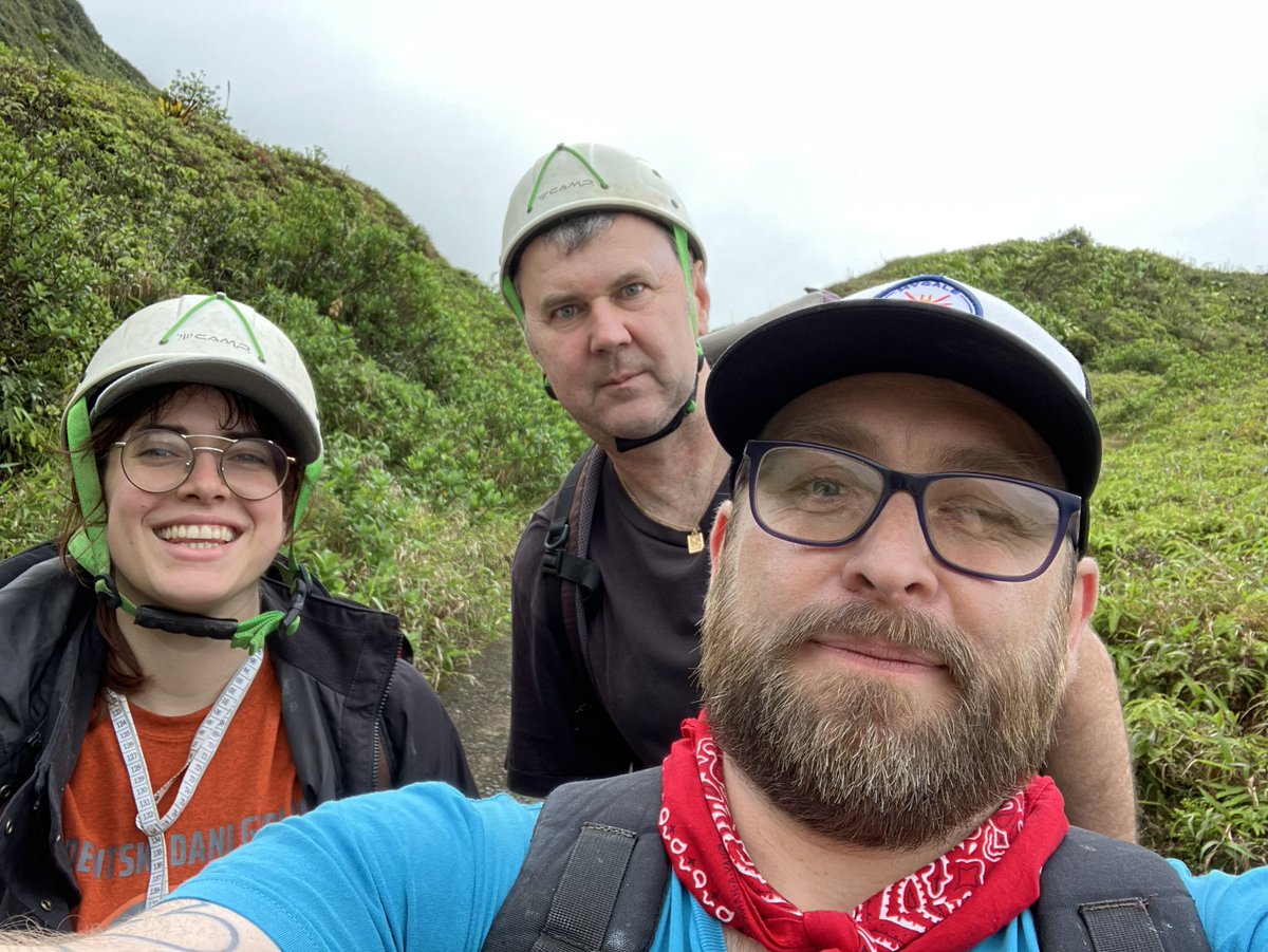 Everyone looking sort-of happy before our first climb at La Soufrière de Guadeloupe 🌋 we’re here to assess the strength heterogeneity of the dome, as part of @justapoganj’s Ph.D project 1/3