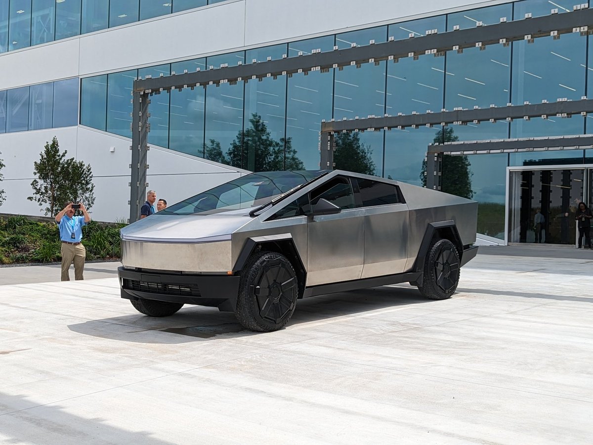 jratliff2's tweet photo. #tesla #cyberroundup 2023 https://t.co/SpUEYGmlE8