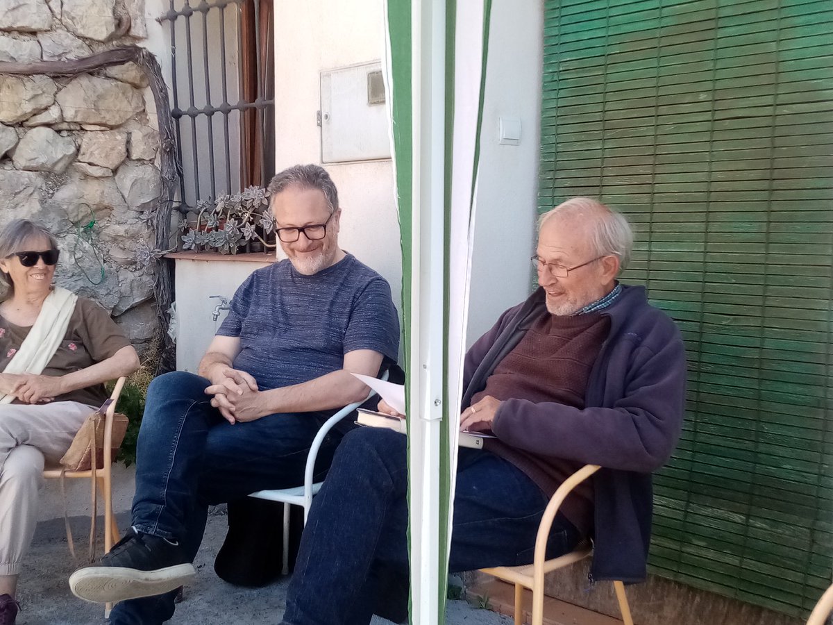 Cabilo_Radio's tweet photo. Amb @VicentFlor parlem de l’amor, la mort, l’amistat, la vida en el camp, la soledat no triada i dels joves en situació d’acollida.   

🎵 "País petit", Ocults / @lluis_llach 
        "Cases de cartó", #SantGatxo https://t.co/drBiDHKUzT