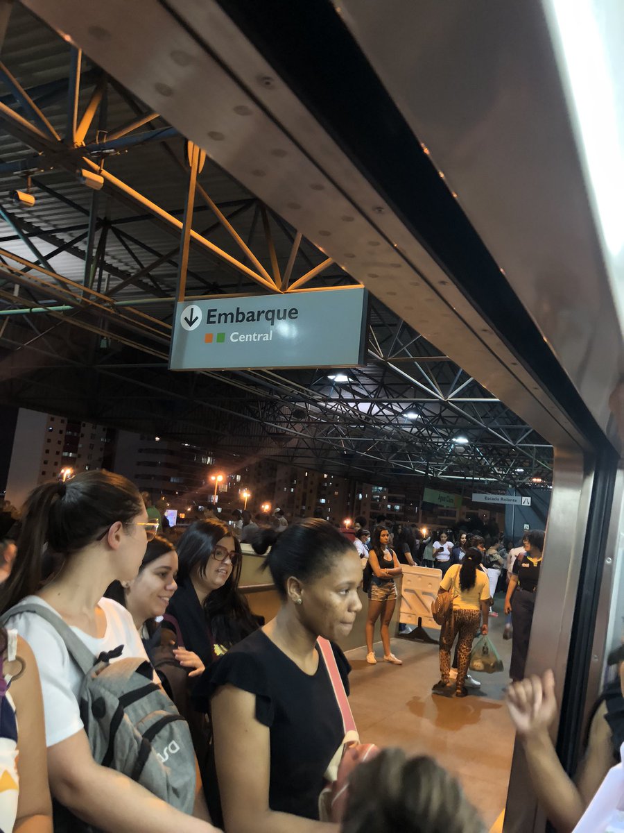 dandacita's tweet image. @maxmacieldf não dá pra entrar #metrodf #caosdoibaneis