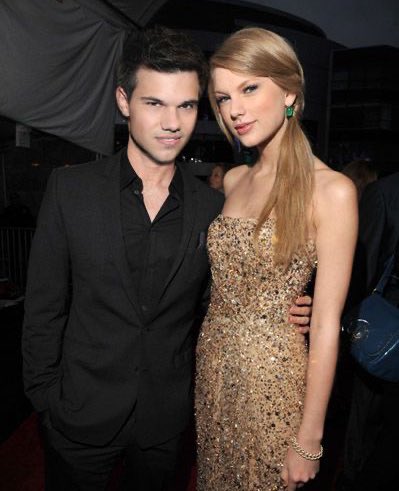 LaPuercaylor's tweet photo. Taylor Lautner sobre Speak Now (TV)

-“Siento que es un gran álbum, me siento seguro. Estoy rezando por John” https://t.co/syosjNqra9