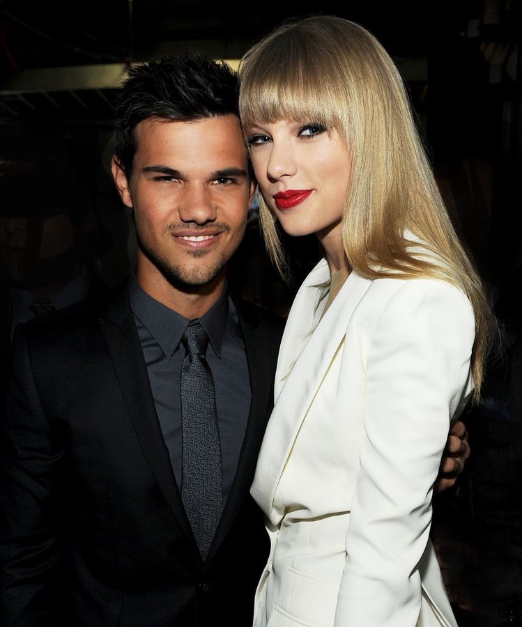 LaPuercaylor's tweet photo. Taylor Lautner sobre Speak Now (TV)

-“Siento que es un gran álbum, me siento seguro. Estoy rezando por John” https://t.co/syosjNqra9