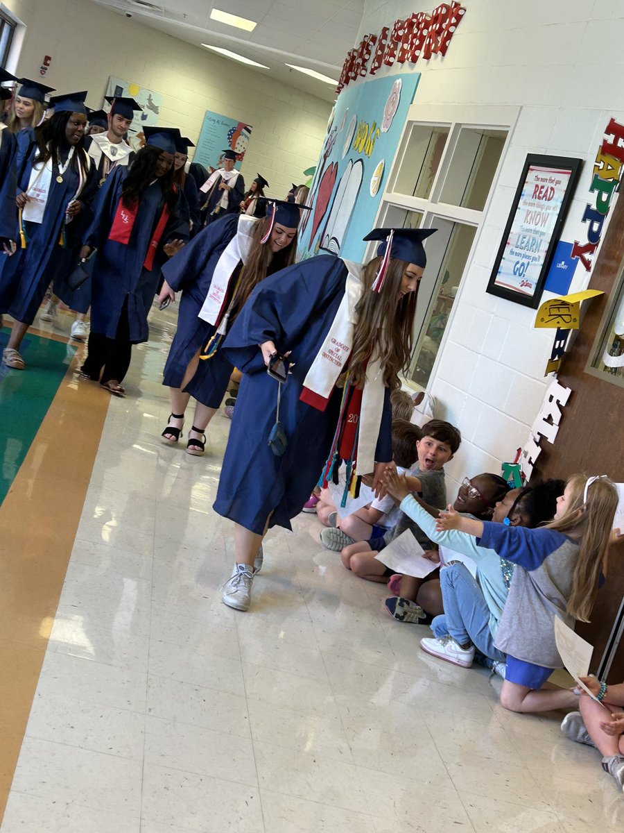 TweetDCS_LPS's tweet photo. One of our favorite traditions in the Burg! ❤️💙
Our Little Patriots cheered for the @TweetDCS_LHS seniors during the Parade of Graduates! 🎓🎓🎓#Classof2023 #TeamDCS #LPSRocks https://t.co/W7MBIPxHp5