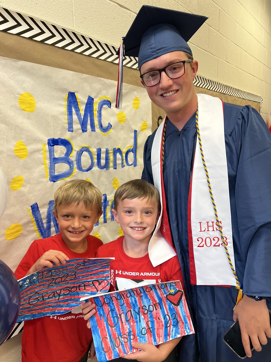 TweetDCS_LPS's tweet photo. One of our favorite traditions in the Burg! ❤️💙
Our Little Patriots cheered for the @TweetDCS_LHS seniors during the Parade of Graduates! 🎓🎓🎓#Classof2023 #TeamDCS #LPSRocks https://t.co/W7MBIPxHp5