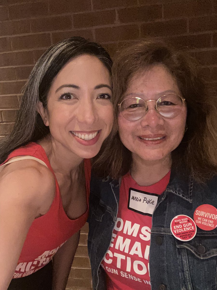 IllinoisDrMom's tweet photo. Illinois @MomsDemand & @StudentsDemand SHOWED UP for Advocacy Day! We had fantastic speakers, incl legislators, Survivors, MDs, & @StudentsIL! We will #KeepGoing & #MakeSomeIllinoise #DoctorsDemandAction with fellow EMdoc and GV advocate @halleh13 by my side! #twill https://t.co/CzhrboNw5I