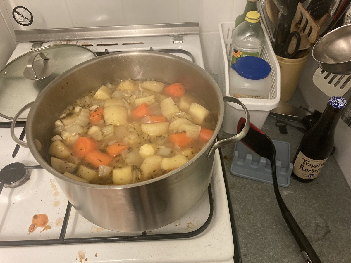 This evening I have mostly been making #YellowLabelSoup. Specifically carrot & parsnip, which will be blitzed & frozen tomorrow. And very nice it’ll be. Because of course. #WasteNotWantNot #BearCanCook