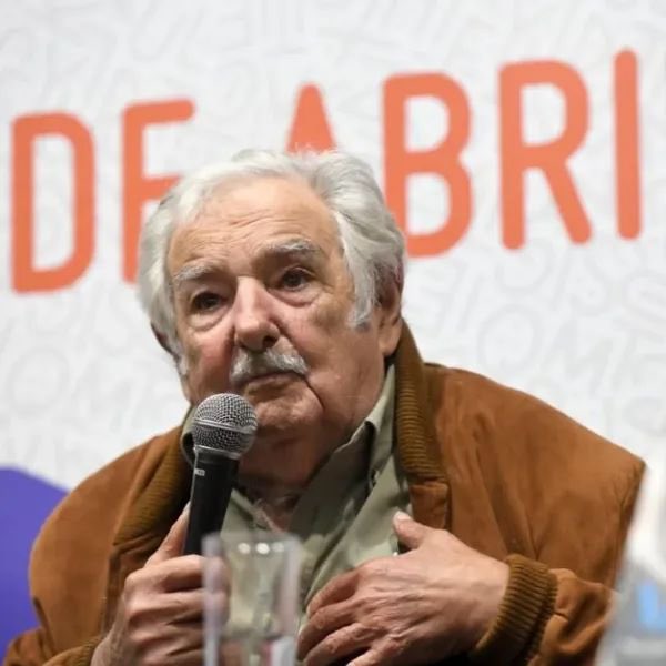 jesusescobarnqn's tweet photo. 🔴Seguidores de Milei insultaron a José “Pepe” Mujica en la Feria del Libro.
👉🏽Son los simpatizantes del infame que dice, supuestamente, estar en contra de la “casta política chorra”. 
👉🏽¿Hay ejemplo mayor que el Pepe, de honestidad y coherencia política?
#SoyEnemigoDeMilei https://t.co/T7XMgWFCEe