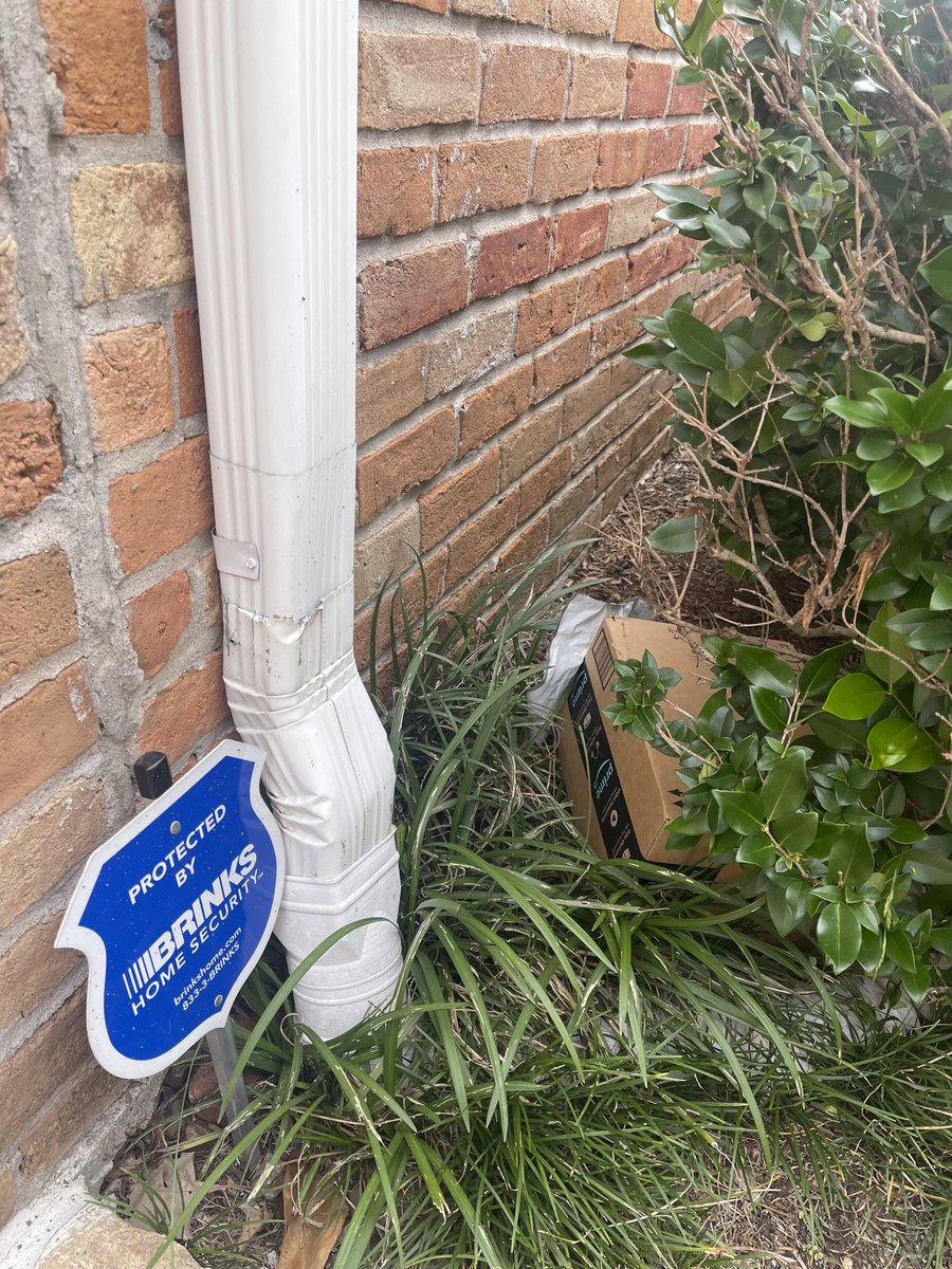 kimmietainment's tweet photo. Looks like the bushes received their ⁦@amazon⁩ delivery again! In the rain, too. WTF, ⁦@AmazonHelp⁩? This keeps happening despite clear instructions, repeat calls and forms submitted to #amazon #customerservice. DM me to remedy. https://t.co/MzgWOb7BM7