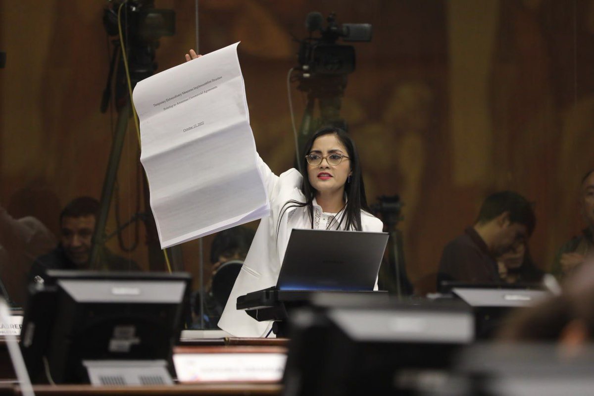 🔴 #juciopolitico  | La As.@VivianaVeloz18  presenta videos y decretos trascendentales en el esquema de corrupción en <a href="/FlopecEp/">EP-FLOPEC</a> .