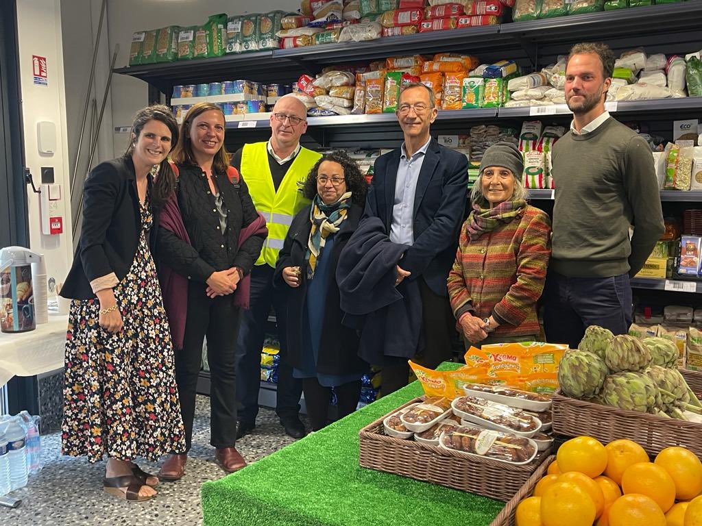 Fière d’inaugurer la 17ème épicerie sociale et solidaire à <a href="/Paris/">Paris</a> !

Comme dans tous les magasins, des familles de @Paris19 pourront choisir leurs produits. 
Merci à <a href="/chorbapourtous/">Une Chorba Pour Tous</a> pour ce projet qui propose du beau et du bon tout en redonnant autonomie et liberté aux personnes.