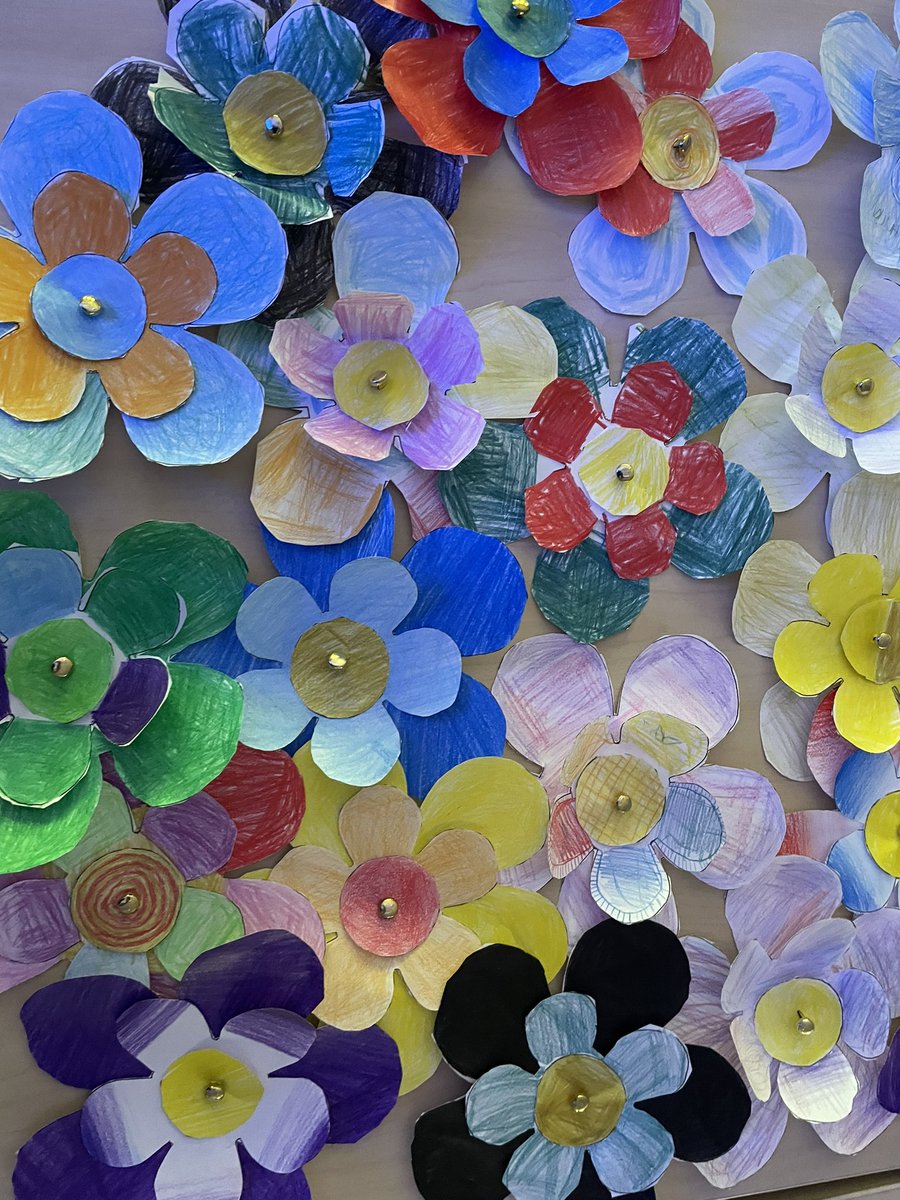 Dagens lektion blev lite fakta om majblomman och sen designade vi egna majblommor #majblomma #långmosseskolan #skola