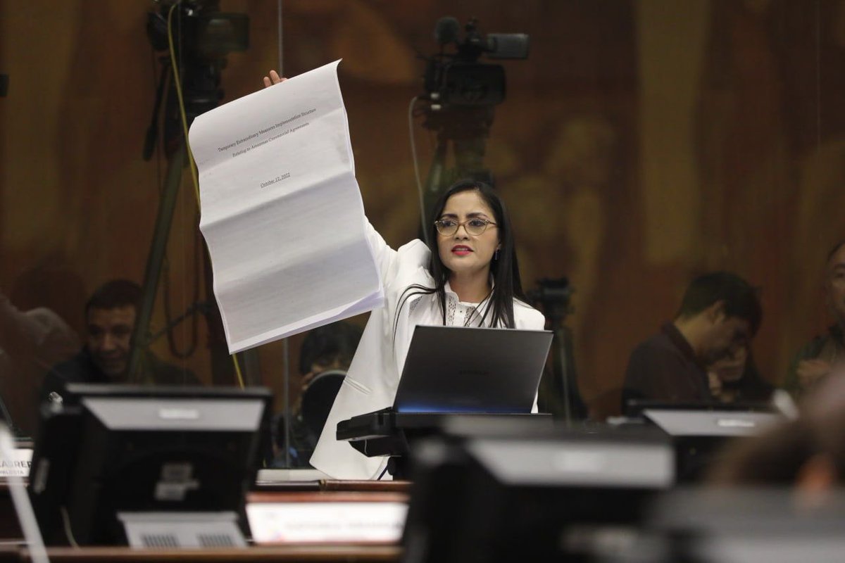 🔴 #juciopolitico  | La As.@VivianaVeloz18  presenta videos y decretos trascendentales en el esquema de corrupción en <a href="/FlopecEp/">EP-FLOPEC</a> .