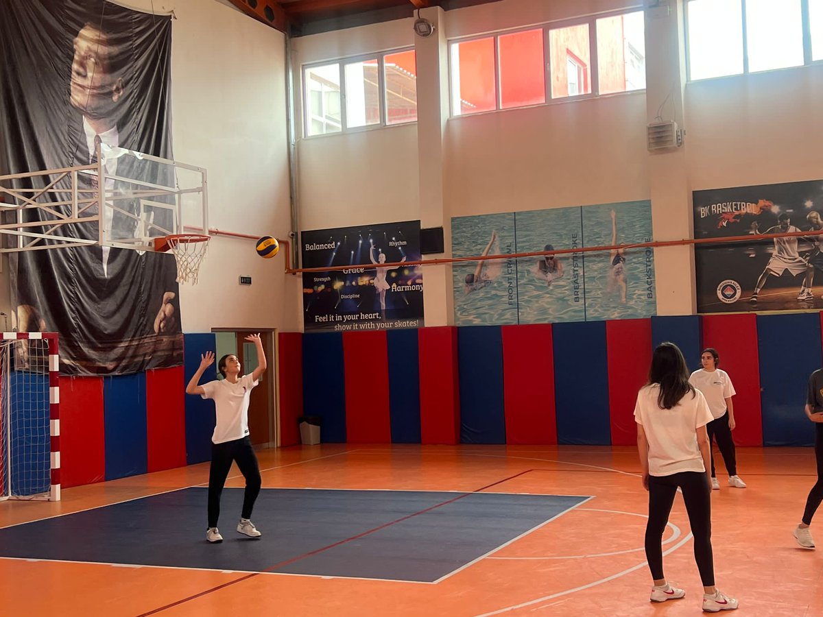BKizmiranadolu's tweet photo. 16-22 Mayıs haftası etkinleri kapsamında 12.sınıf öğrencilerimiz öğretmenleriyle voleybol turnuvasında bir araya geldi.🤾‍♂️🤾 https://t.co/jtLWxUHm6E